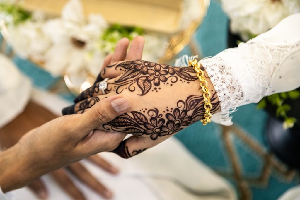 bride-and-groom-holding-hands-with-henna-e0nuq0dyzqe